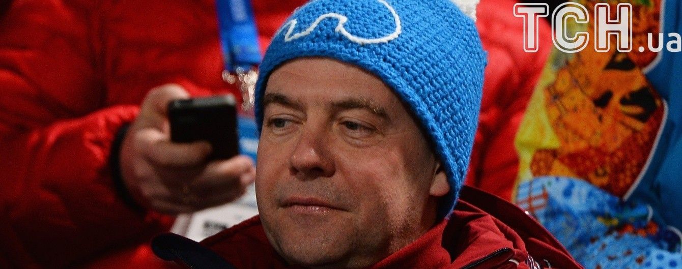 Замироточил нос. Реакция соцсетей на внезапную болезнь Медведева