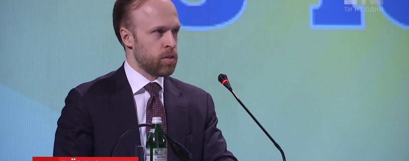 Внеочередной съезд судей поздравил представитель АП в "мужских лабутенах"
