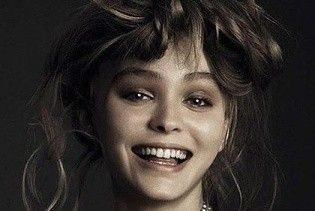 Топлес и с улыбкой: Лили-Роуз Депп снялась для итальянского Vogue