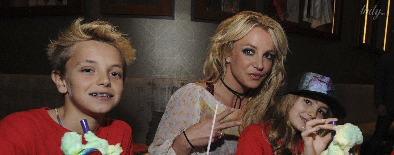 Бритни Спирс показала, что позволяет себе есть из вредной еды