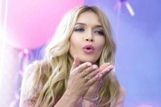 Вера Брежнева в мини-платье сверкнула красивыми ногами