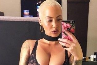 Эпатажная Эмбер Роуз продемонстрировала свою пышную грудь