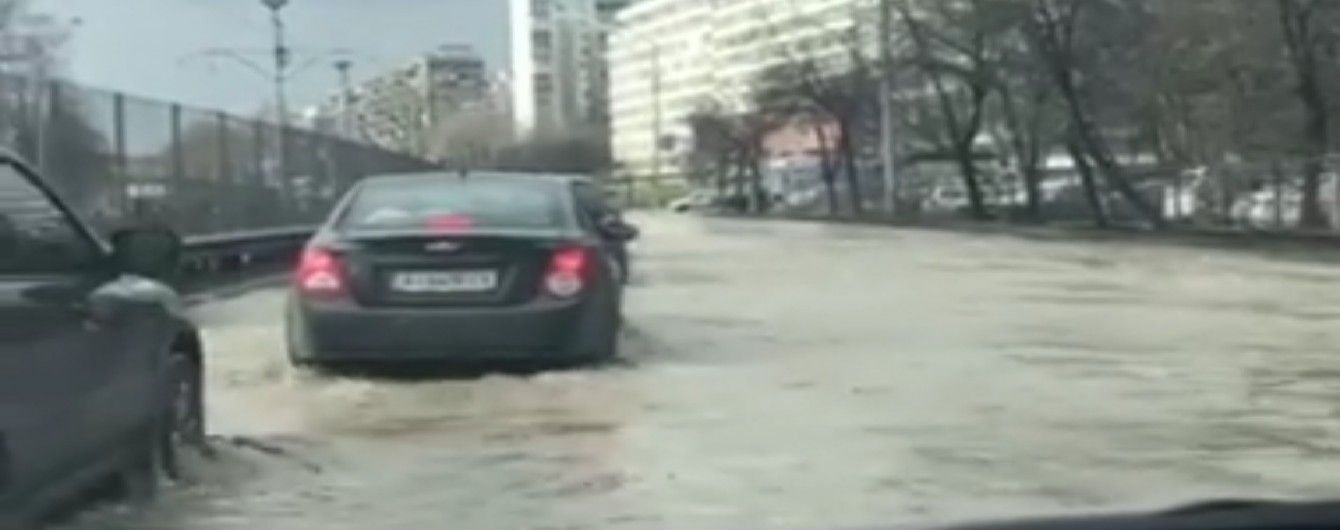 На столичной улице произошел настоящий потоп