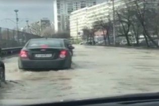 На столичной улице произошел настоящий потоп