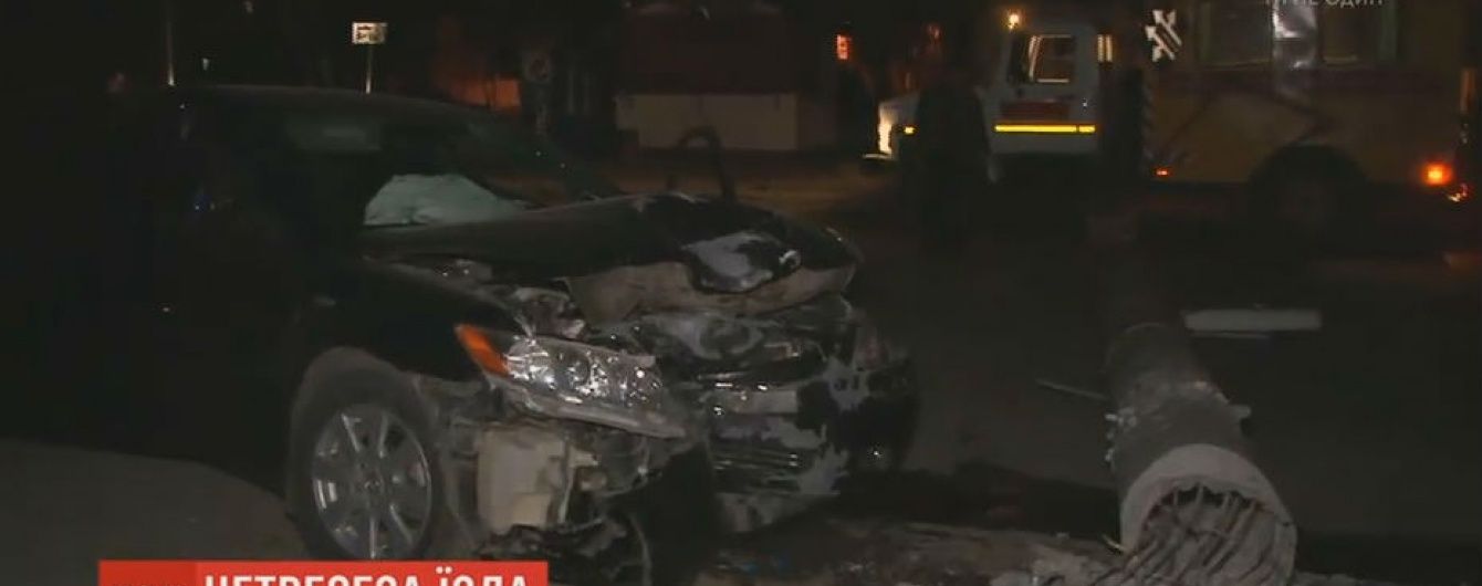 В Сумах нетрезвый чиновник на автомобиле снес бетонный столб