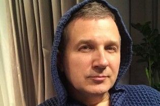 Молодой папа Юрий Горбунов показал, как занимается йогой