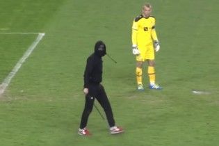 Шалений фанат хорватського клубу напав з металевим ломом на суддю під час матчу