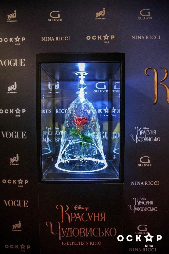 Звезды на премьере фильма "Красавица и Чудовище"_11