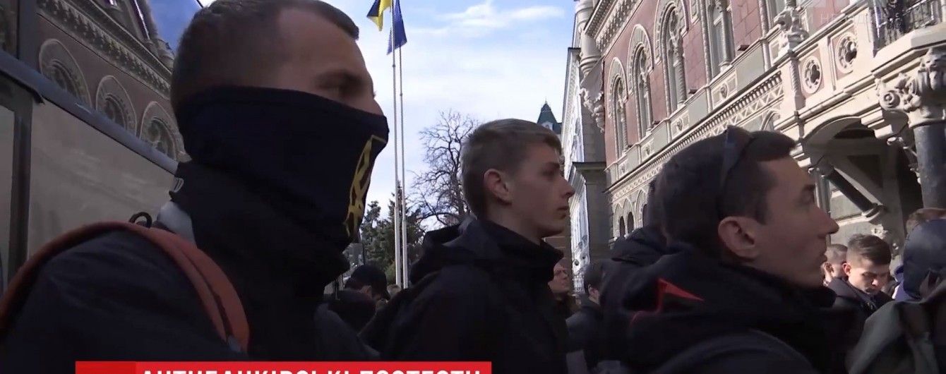 Доллар по 8 и Гонтареву в отставку: пикет возле НБУ перекрыл Институтскую