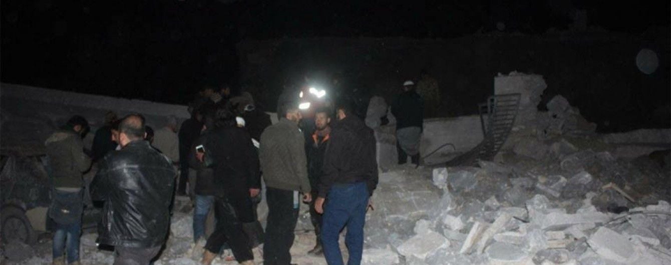В Сирии самолеты разбомбили мечеть во время вечерней молитвы, погибли более 40 человек