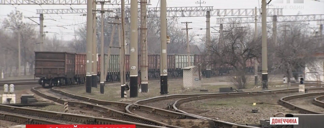 На глазах журналистов ТСН блокпосты на Донбассе пересекли фура и грузовой поезд