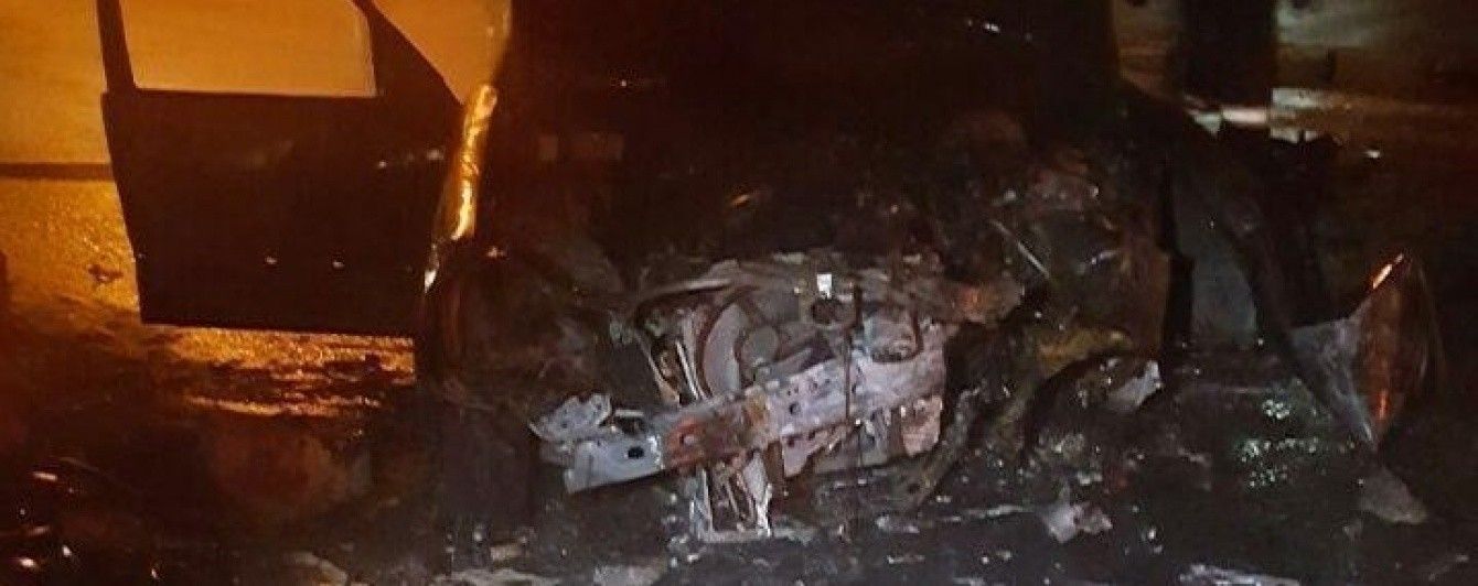 В центре Киева Mercedes из-за неудачного маневра влетел в отбойник и загорелся