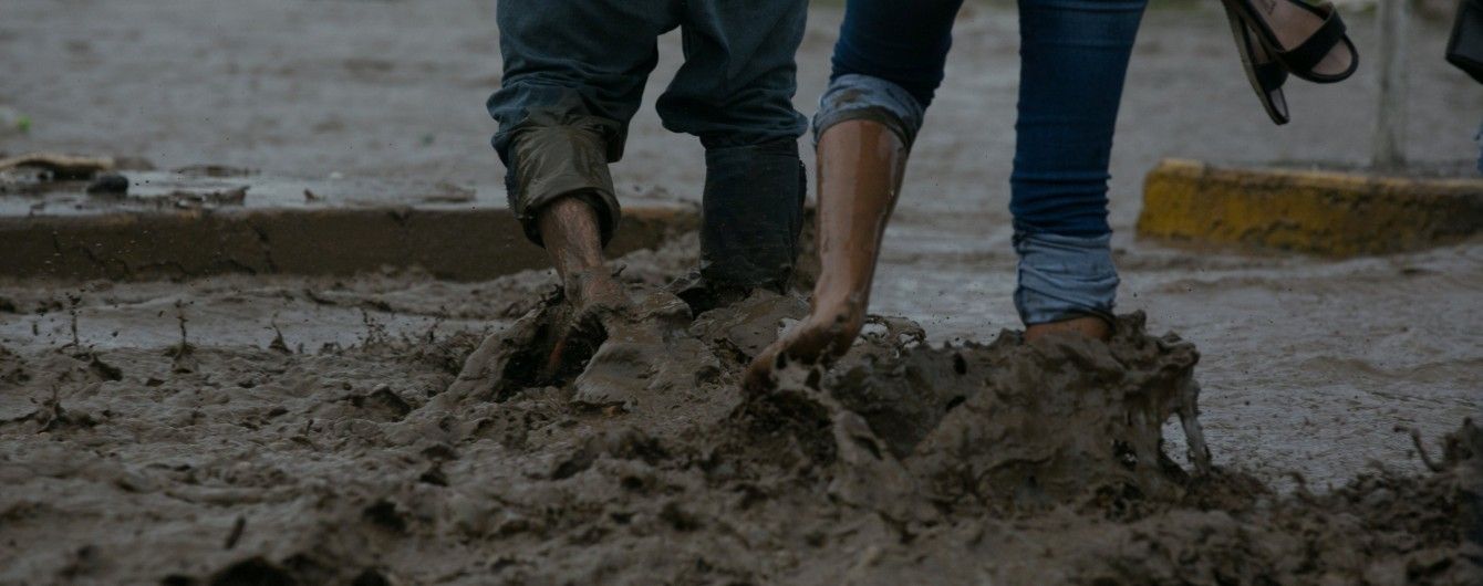 В Перу женщина чудом спаслась от мощного потока земли и грязи