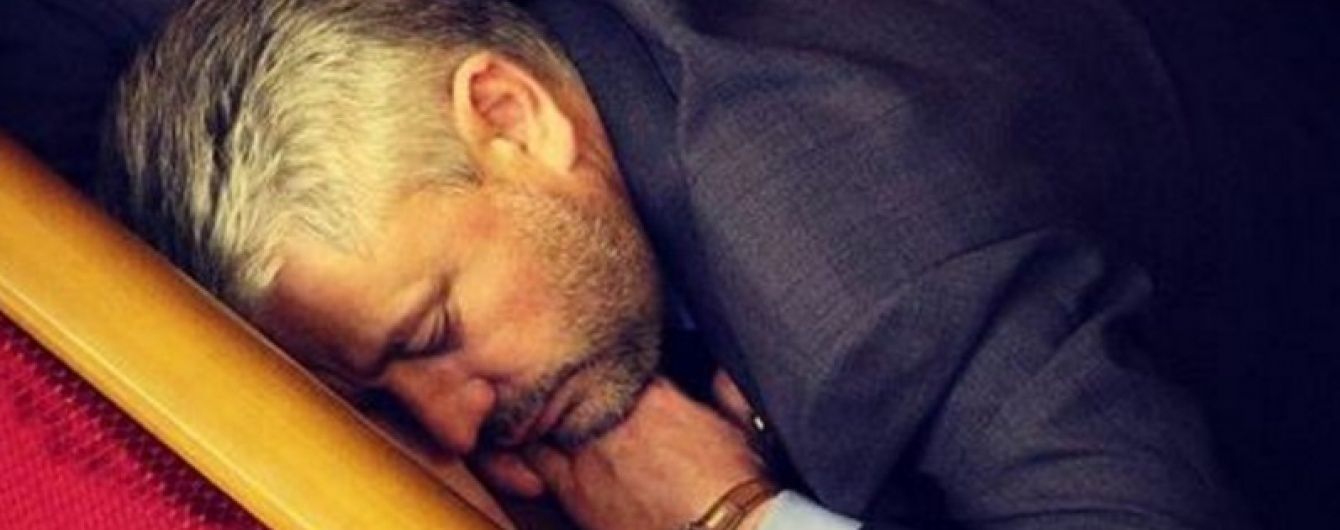 Чиновник спит, служба идет. Подборка гифок с дремлющими политиками