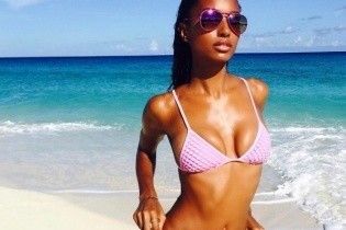 В бикини и кружевных шортах: "ангел" Жасмин Тукс на съемках для Victoria's Secret
