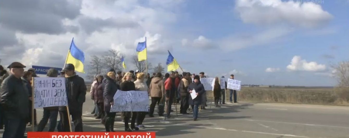 Селяне на Кировоградщине из-за 4-месячной задолженности по зарплате перекрыли трассу