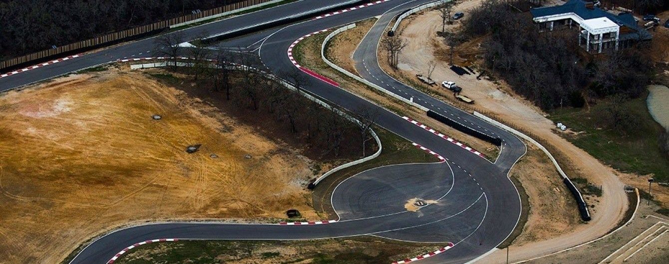 В США Toyota построила поместье с гоночным треком
