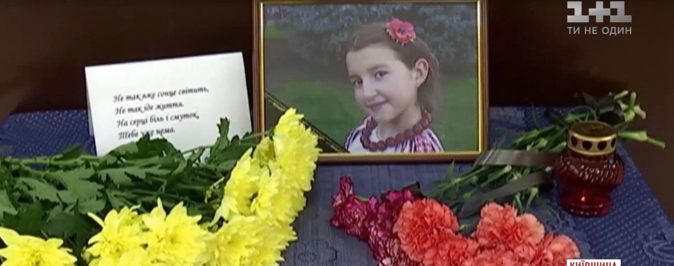 Жестокое убийство 10-летней девочки под Киевом: суд за полгода не смог провести даже одно заседание