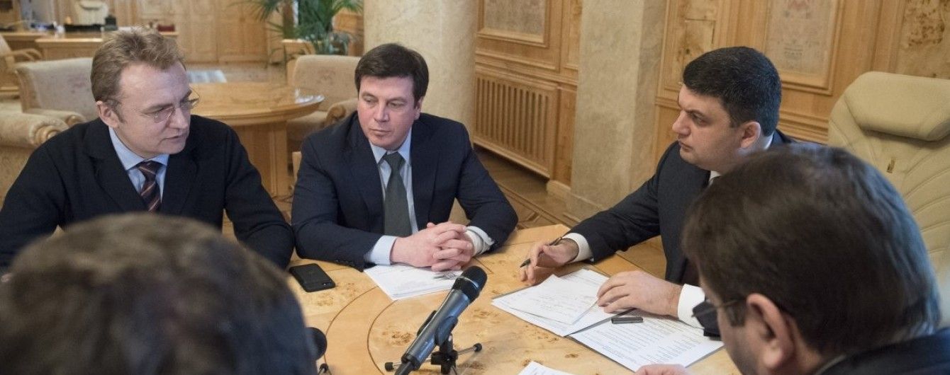Гройсман обвинил Садового в нежелании решать проблему с мусором во Львове