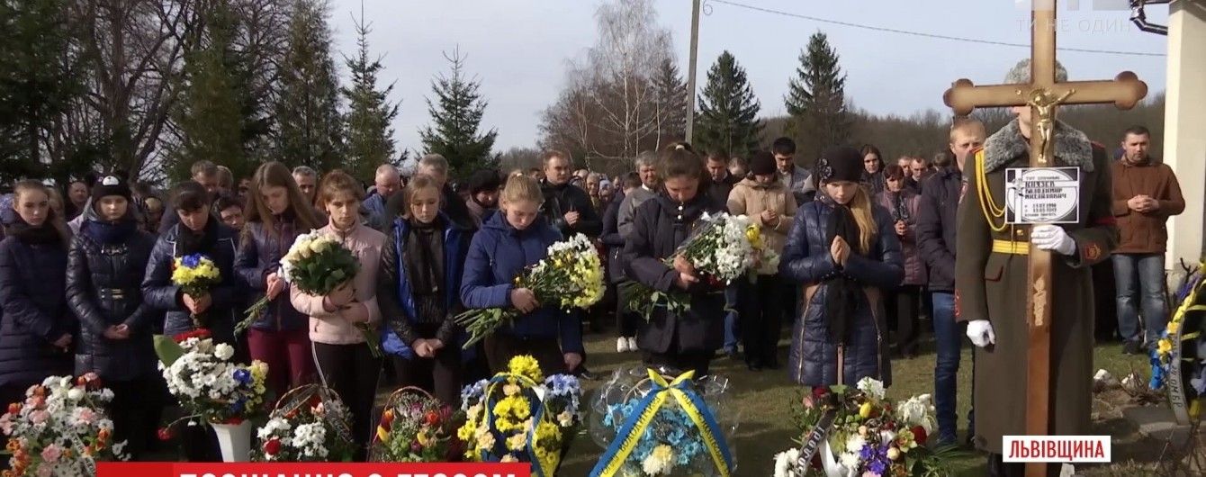На Львовщине с трогательными почестями похоронили 18-летнего бойца АТО