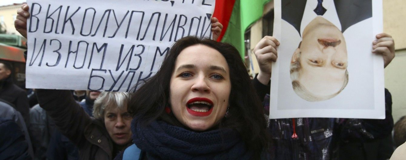 Лукашенко придется балансировать между демонстрантами и Кремлем - Politico