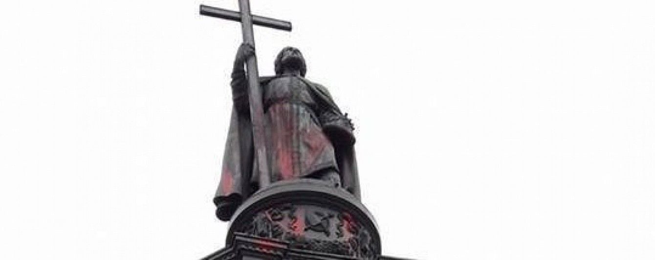 В Киеве осквернили памятник князю Владимиру