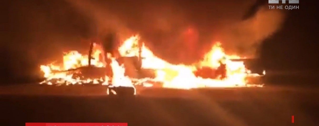 На Харьковщине посреди трассы дотла выгорела фура с обувью