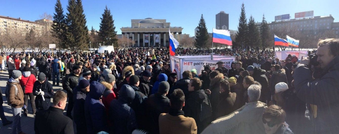 "Будем платить только за свои виллы". В Новосибирске две тысячи человек митингуют против роста тарифов