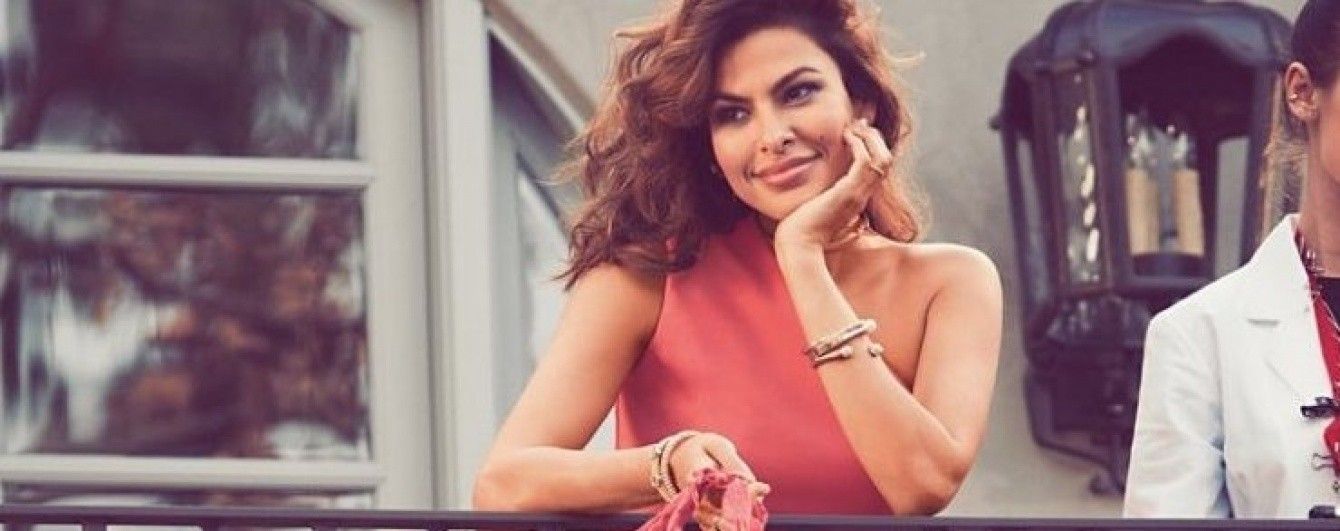 Сексуальная даже после рождения детей: Ева Мендес в рекламной кампании своей именной коллекции одежды