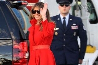 В красном наряде и на шпильках: новый яркий образ Мелании Трамп