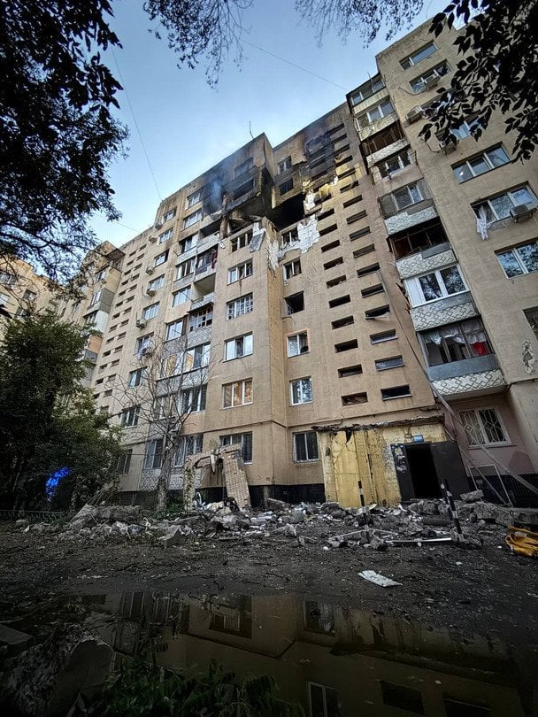 Из атакованного дроном дома в Одессе освободили 5 человек, есть пострадавшие