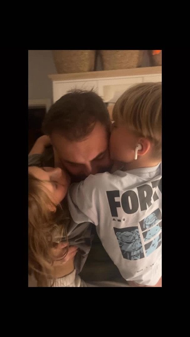 Чоловік Олени Кравець з їхніми молодшими дітьми / © instagram.com/lennykravets