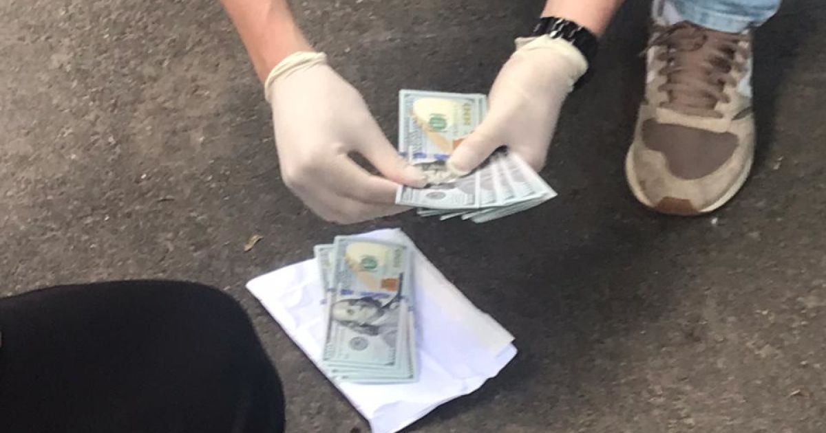 Посадовця ДФС викрили на отриманні 5 тисяч доларів хабара