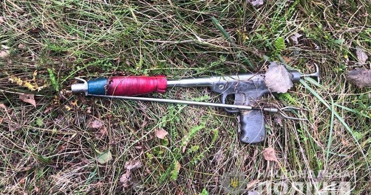 Київські правоохоронці затримали чоловіка, який влаштував стрілянину на березі річки