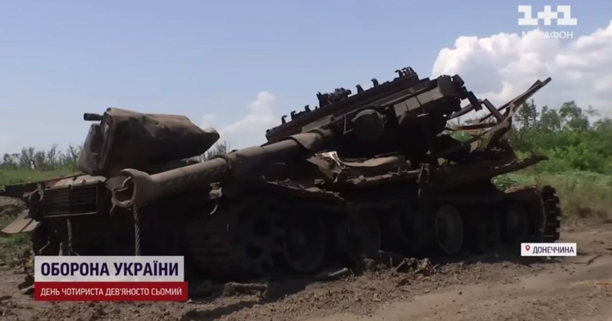Сожженная бронетехника окупантов, трупная вонь и километры траншей — так выглядит освобожденная несколько недель назад Новодаровка Донецкой области