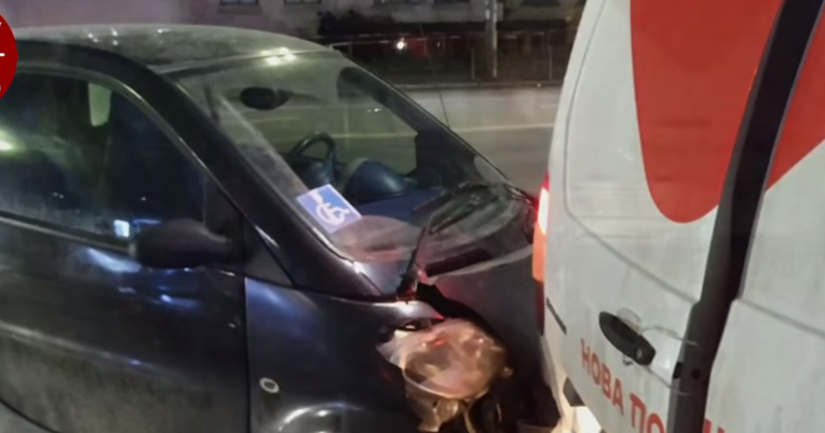 В Киеве пьяный водитель Smart въехал в припаркованную машину "Новой почты": видео