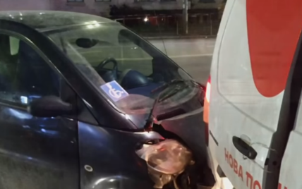 У Києві п’яний водій Smart в'їхав у припарковану автівку "Нової пошти": відео