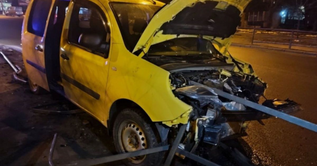 У Миколаєві під час ДТП металевий стрижень наскрізь пробив машину (фото)