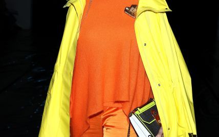 В канареечном плаще и мандариновом костюме: 71-летняя мама Илона Маска в ярком луке посетила модный показ
