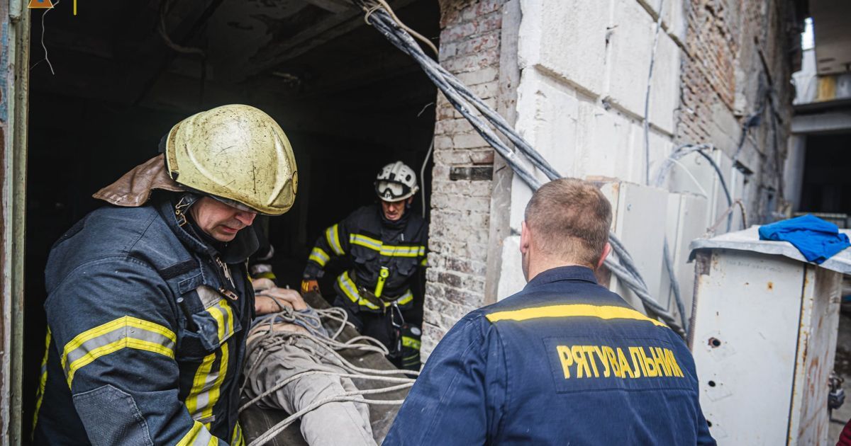 У Києві на будівництві чоловік впав з висоти 4 метрів у підвал