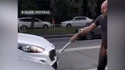 "Ты что, военный? Ху**во ты воевал": во Львове неадекват набросился на военного на дороге
