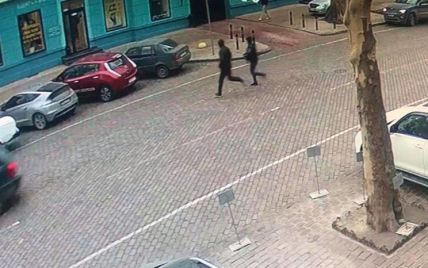"Найтупіший злочин року". В Одесі грабіжники після нападу кинулись просто в руки поліції