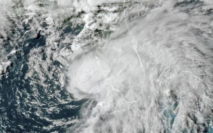 Шторм "Эльза" у берегов США усилился до урагана