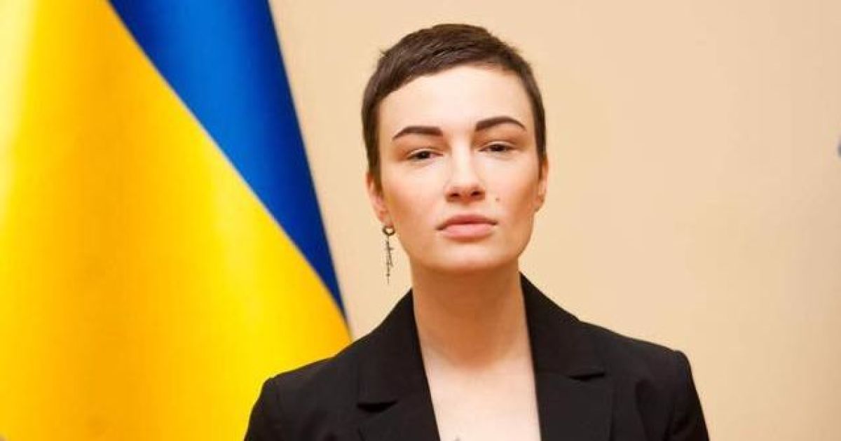 Струнка Анастасія Приходько показала, як їй присвоювали звання заслуженої артистки