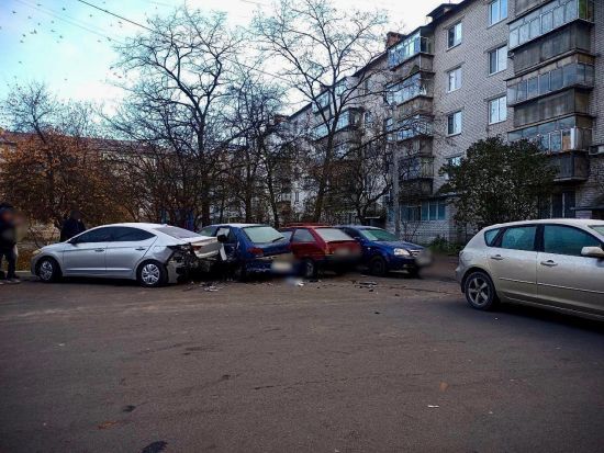 Під Києвом водій напідпитку, у якого відібрали права, протаранив п’ять автомобілів – фото