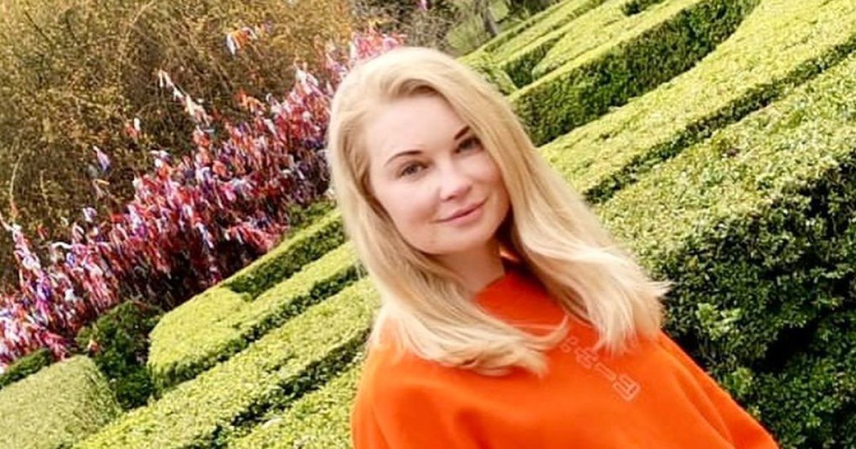 Лідія Таран у Грузії почепила стрічку на дерево любові