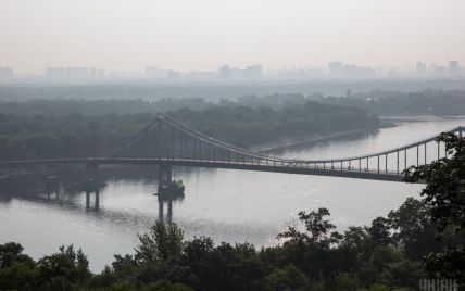 Киев окутал смог: водителей просят включить фары