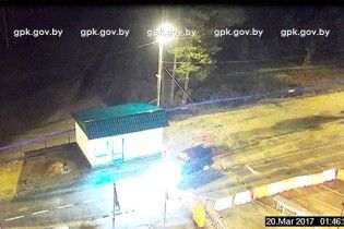У Мережі з'явилося відео прориву джипу з озброєними людьми через білоруський кордон