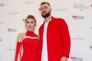 Цветные брови: Алена Омаргалиева продемонстрировала на красной дорожке новый тренд в макияже