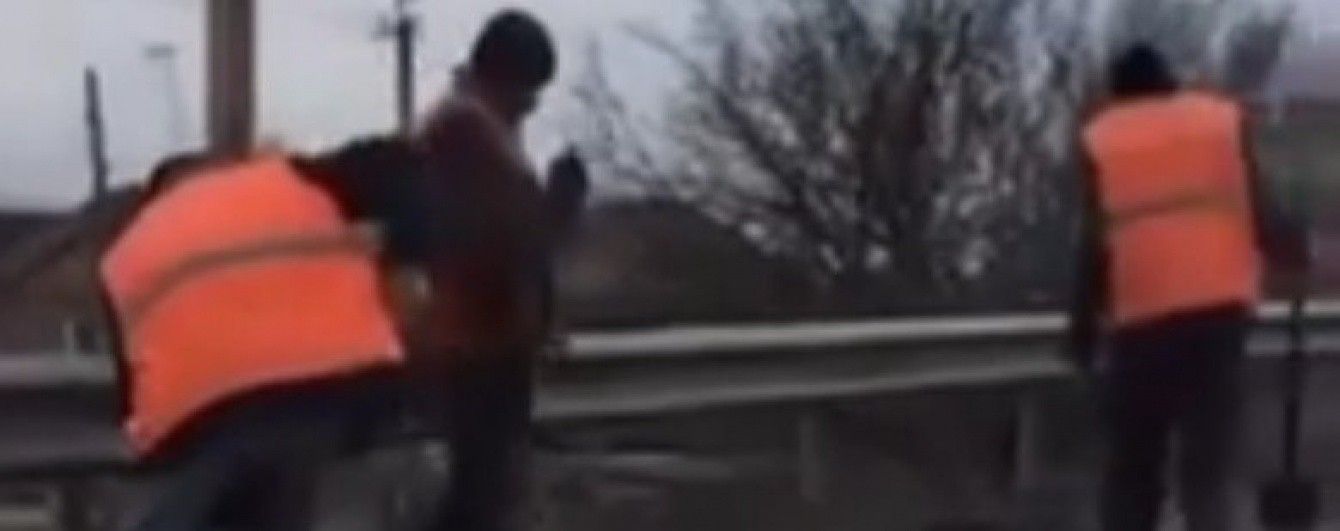 В Полтаве ямы на дорогах засыпают землей